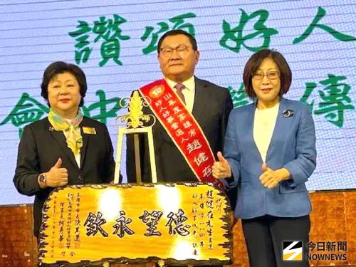 ▲高雄市議會議長康裕成(右)頒發匾額給好人好事代表趙健在(中)，以資鼓勵。(圖／記者黃守作攝，2025.11.29)