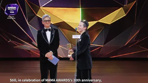 ▲GD（右）從周潤發（左）手中拿下MAMA年度藝人大獎，看起來高興極了。（圖／Mnet Plus）