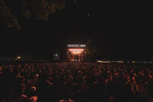 ▲今（29）日晚間香港歌手林憶蓮在簡單生活節開唱，粉絲或站或坐，度過一個愉快的夜晚。（圖／簡單生活節提供）