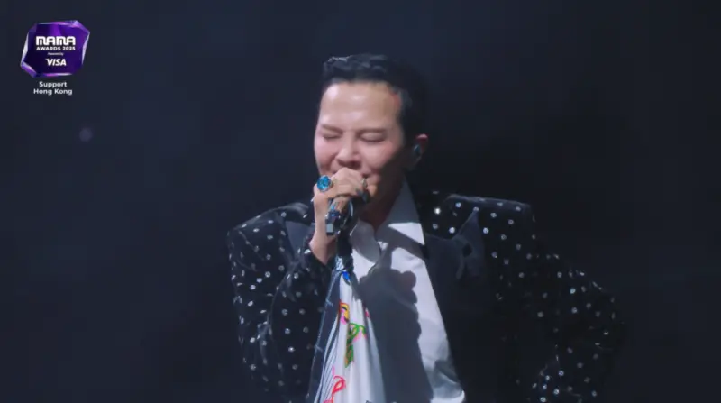 ▲GD在今（29）日的MAMA中，配戴黑絲帶哀悼香港火災，並深情獻唱〈無題〉，唱到一半還跳了1秒的芭蕾，讓現場尖叫聲不斷。（圖／Mnet Plus）