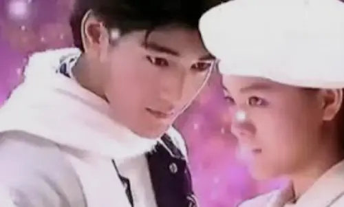 ▲金城武（左）與大Ｓ（右）拍攝的飲料廣告，至今還讓觀眾印象深刻，廣告歌曲也很有來頭。（圖／摘自 hk90adloversinc1990a YT）