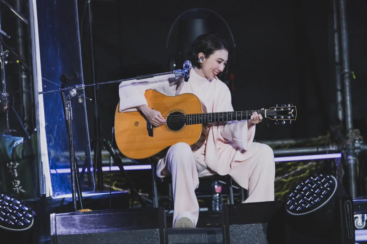 戴佩妮簡單生活節開唱！突被擋音板巴到手臂 當場笑瘋反應超真實