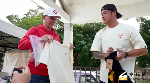 ▲紅人隊球探Jamey Storvick（左）在關懷盃向林智勝（右）要簽名，還笑說，「20年前想要你去美國的簽名。」（圖／記者陳云茹攝,2025.11.29）