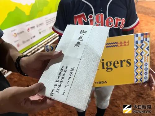 ▲日本沖繩縣的浦添Tigers少棒隊受邀來台參加關懷盃，昨日送上募款金，希望能幫上花蓮災民。（圖／記者陳云茹攝,2025.11.29）