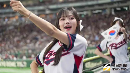 ▲姜秀京（如圖）坦言在前往東京的飛機上，興奮到睡不著，所以特地拍下車榮玹、李珠珢、崔洪邏的睡姿，逗弄一下前輩。（圖／記者張一笙攝）