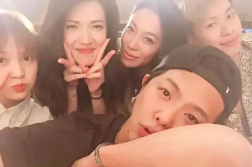 ▲楊丞琳（左1）、許瑋甯（左2）和已故藝人小鬼（下排）等好友同為「華岡五人幫」。（圖／許瑋甯IG@anno8o7）