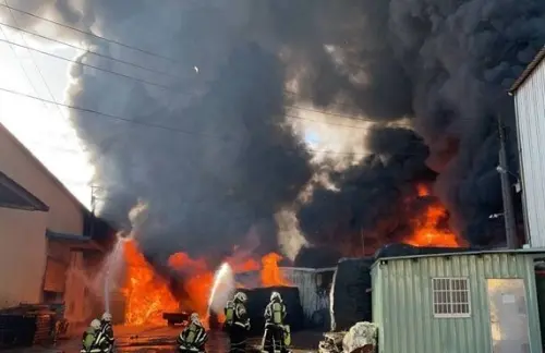 桃園蘆竹工廠大火烈焰濃煙直衝天際　環保局急喊：下風居民快關窗
