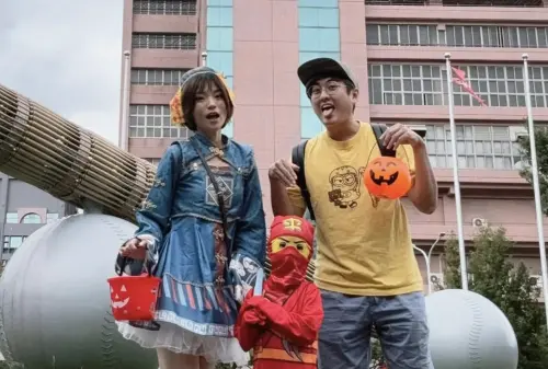 ▲黃靖倫（右）平常有好丈夫、好爸爸形象，卻因為愛打麻將，一度氣到老婆傳簡訊威脅想離婚。（圖／摘自 IG@jisadpopppy) 