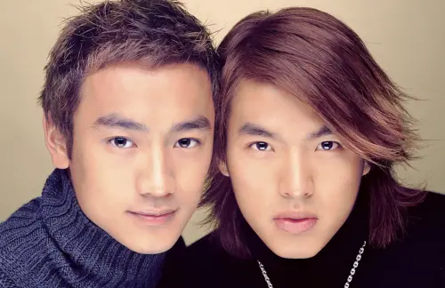 林佑威、李威「WEWE」團照出土！公司為挺他和楊謹華拍戲賠到脫褲
