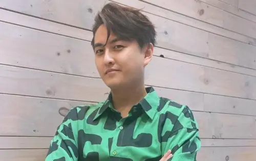 ▲黃靖倫（如圖）近來上電視因為身形變圓引起話題。過去他曾承認，因為超愛打麻將惹怒老婆，被罵怎麼不去死一死，後來還收到離婚威脅，卻因為在贏錢裝沒看到。（圖／黃靖倫FB）