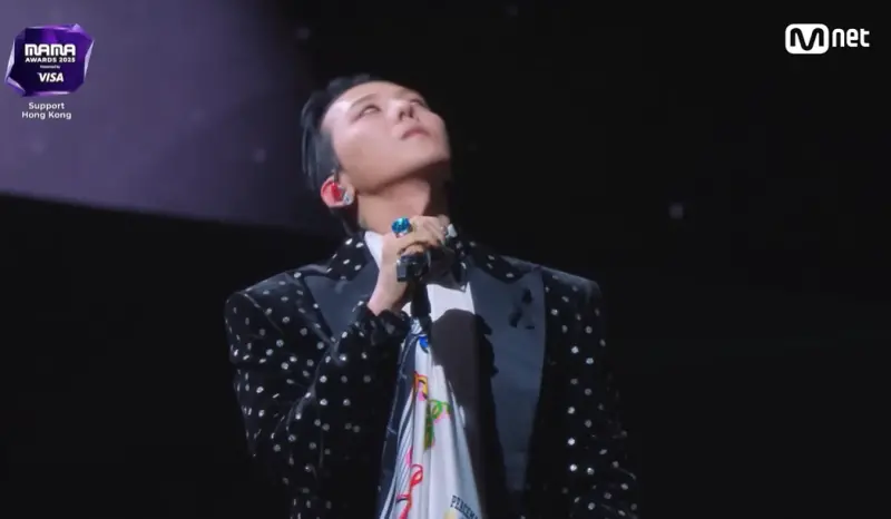 ▲GD今日凌晨公開在MAMA的IG上「比倒讚」，疑似不滿昨晚表演時舞台設備出包，他唱到翻白眼、爆氣的表情全被鏡頭拍下。（圖／Mnet K-POP YouTube）