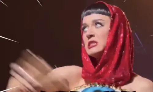 凱蒂佩芮收粉絲自製Labubu！驚訝表情超浮誇　下秒無情甩掉：NO
