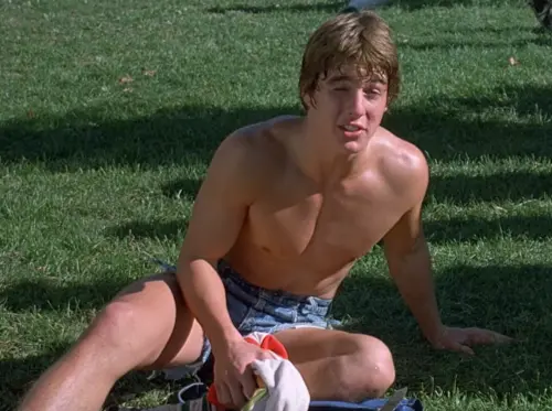 ▲湯姆克魯斯在第一部片《無盡的愛》，看起來並不起眼，角色也不討喜。（圖／摘自IMDb）