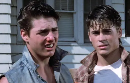 ▲湯姆克魯斯（左）在《小教父》拍攝前的紐約試鏡階段，和羅伯洛（右）同住一房，卻對經紀人以老練的語氣抱怨，那時就把自己當大牌在經營。（圖／摘自IMDb）