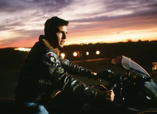 ▲湯姆克魯斯拍《捍衛戰士》才學會騎重型機車，對於角色的準備都是來真的。（圖／摘自IMDb）