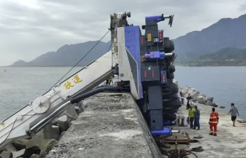 台東工安意外！吊車成功漁港翻覆還燃燒　波及2工人1人無呼吸心跳

