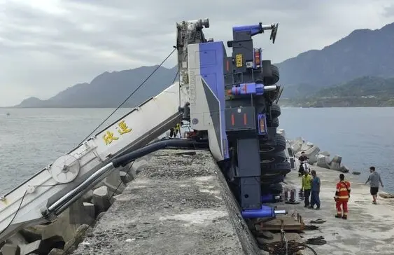 台東工安意外！吊車成功漁港翻覆還燃燒 波及2工人1人無呼吸心跳