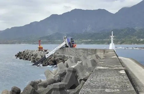 ▲台東縣成功漁港30日中午發生重大工安事故，一輛吊車翻倒後起火燃燒，白煙陣陣冒出。（圖／資料畫面）