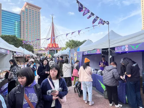 ▲新北歡樂耶誕城市集本周末登場，現場人潮眾多，除了美食之外還有電競展區。（圖／欣亞數位提供）