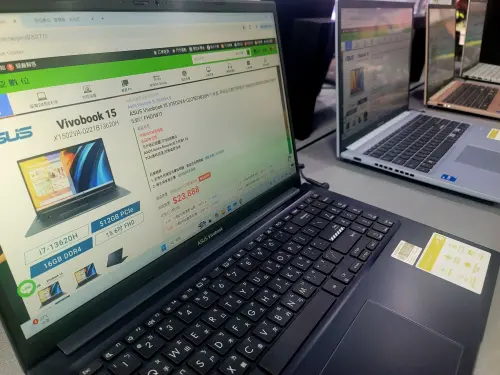 ▲新北歡樂耶誕城市集現場擺滿了大量筆電，吸引無數年末想要買聖誕禮物的玩家注目。（圖／欣亞數位提供）