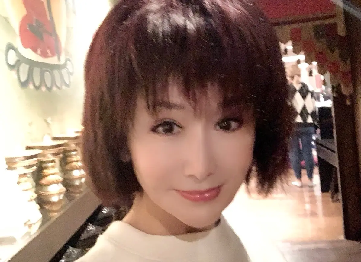 香港大火釀128死！潘迎紫現身祈福法會 捻香跪求：逝者離苦得樂