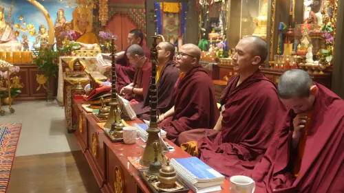 ▲潘迎紫在昨日親自現身祈福法會，為香港火災的受難者與家屬、救援人員祈福。（圖／潘迎紫FB）