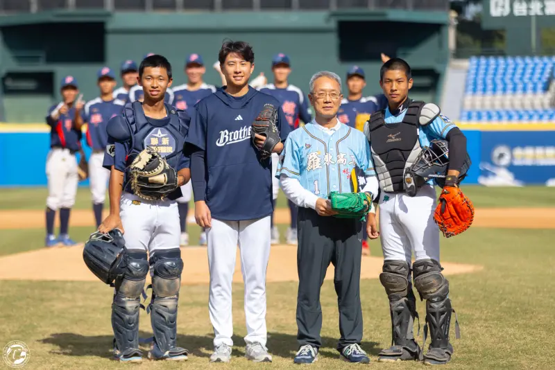 黑豹旗／伍立辰來開球！笑說終於圓夢　中信兄弟首年「自評70分」
