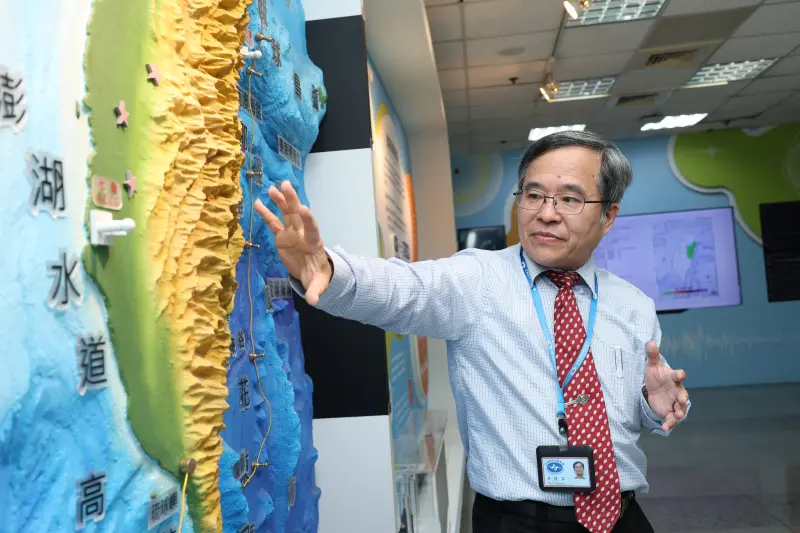 ▲現年59歲的氣象署地震中心主任吳健富，曾差點搭上空難飛機，從此養成樂觀心態面對人生。（圖／記者陳明安攝）