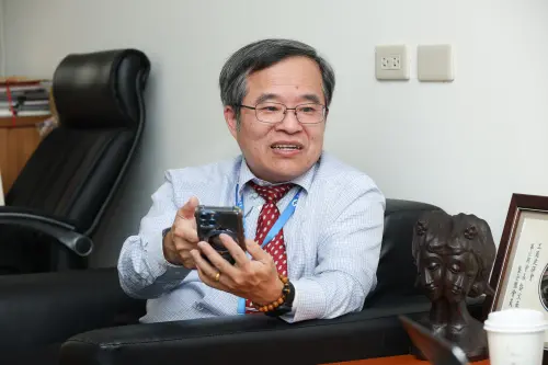 ▲吳健富高中畢業時對物理情有獨鍾，填選志願只要看到有「物理」名稱的科系，幾乎都填了一輪。（圖／記者陳明安攝）