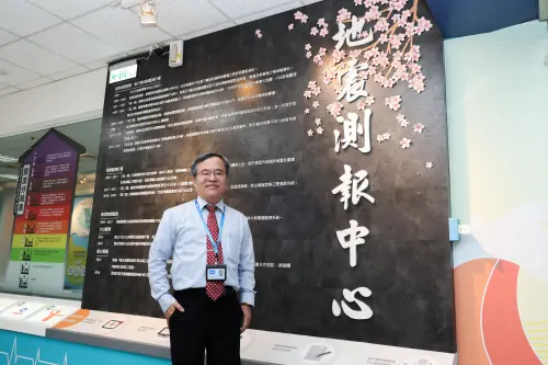 ▲吳健富在台灣經濟起飛之際，仍決定報考當時起薪不起眼的公務員，開啟在地震中心服務的生涯。（圖／記者陳明安攝）