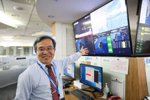 ▲吳健富進入氣象署從推銷員做起，一步步和戰友架設起台灣地震觀測網。（圖／記者陳明安攝）