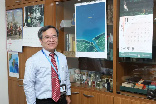 ▲躲過空難讓吳健富學會「隨遇而安、樂觀」，坦然面對人生挑戰，更能有好的結果。（圖／記者陳明安攝）