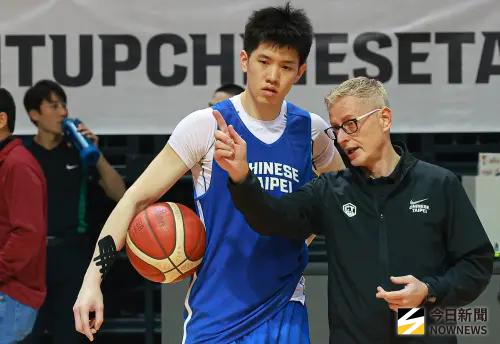 ▲林庭謙表示首節的9次失誤主要歸因於執行力不足：「我覺得應該就是進攻的溝通方面，然後我們落位也執行的不是非常明確，所以我覺得回歸到執行力吧，賽前制定的要更確實去執行。」（圖／記者葉政勳攝 ,2025.11.30）