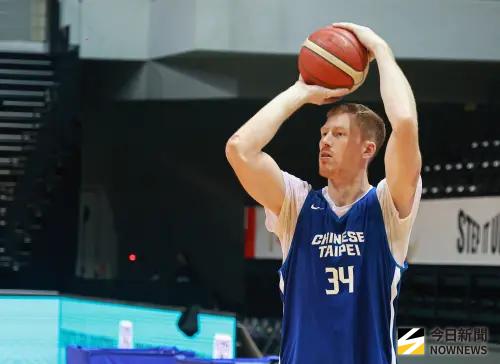 ▲世界杯男籃資格賽中華隊1日將在主場新莊球場對戰日本國家隊，歸化中鋒高柏鎧積極練球備戰。（圖／記者葉政勳攝 ,2025.11.30）