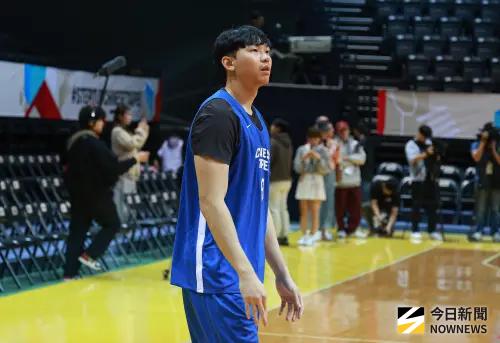 ▲世界杯男籃資格賽中華隊1日將在主場新莊球場對戰日本國家隊，中鋒曾祥鈞積極練球備戰。（圖／記者葉政勳攝 ,2025.11.30）