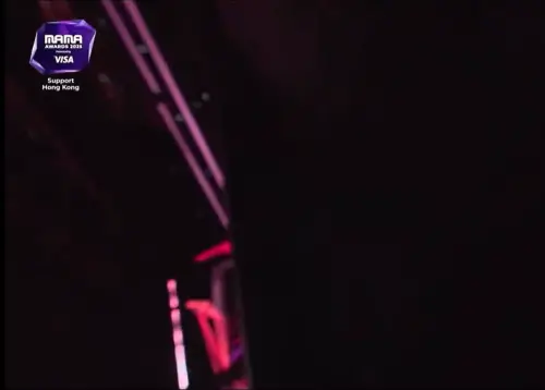 ▲MAMA爆舞台事故，ATEEZ表演時攝影機突然墜落，還翻到舞台下方，驚險畫面全被直播出去。（圖／Mnet Plus）