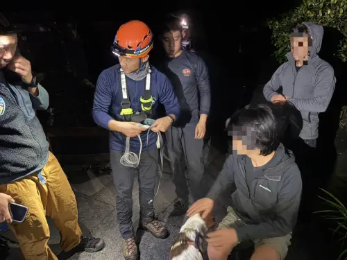 ▲5名民眾意識均清楚，由搜救人員陪同下山。（圖／記者莊全成翻攝）