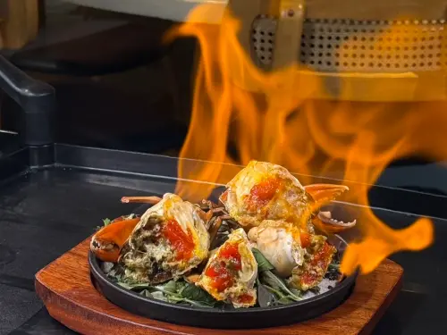 ▲ 麟粥宮主打養生、暖胃、精緻的餐飲體驗，除了頂級砂鍋粥，也提供多樣美味料理，像是「鹽燒紅蟳」等。（圖／翻攝畫面）