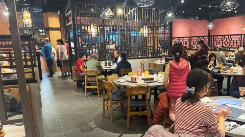 ▲「麟粥宮」主打「養生、暖胃、精緻」的餐飲體驗，店內常座無虛席。（圖／翻攝畫面）
