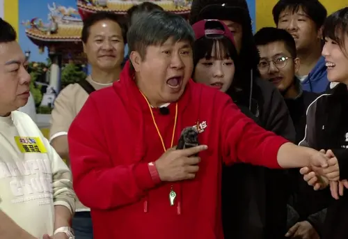 ▲胡瓜（中）揮別《綜藝大集合》爭議，與阿翔、籃籃、郭忠祐、賴慧如一起拿下亞洲電視大獎最佳綜藝節目主持人獎，卻很快在該節目示範遊戲時表賢超落漆，甚至自暴自棄不想玩了。（圖／民視提供）