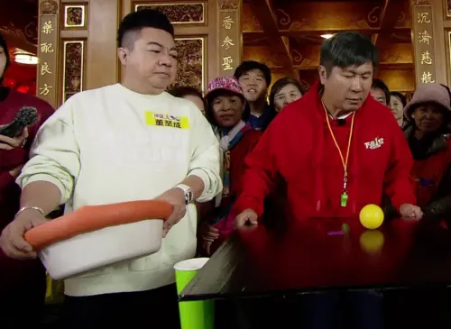 ▲胡瓜（右）與董至成（左）在《綜藝大集合》示範遊戲，表現非常不理想，胡瓜感到頗為挫折。（圖／民視提供）