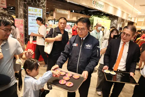 ▲ 市長黃偉哲親手端上臺南直送水果，邀請現場民眾試吃，最小試吃者是小朋友也笑著比讚，氣氛溫馨熱鬧。（圖／南市府提供）