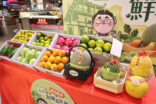 ▲ 活動現場陳列多款臺南農產，色澤鮮豔、水果品質亮眼，吸引不少民眾靠近詢問及採購。（圖／南市府提供）