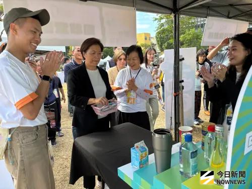 ▲現場設置「好回收好貼心服務站」，提供第一線回收工作者健康舒心免費體驗，王惠美縣長也小試一下套圈圈，百發百中，開心極了。（圖／記者金武鳳攝，2025.11.30)