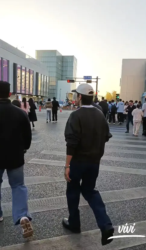 ▲一名粉絲分享巧遇偶像鄭容和的經過，直呼太幸福。（圖／vivi七分甜 小紅書）