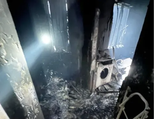 ▲香港宏福苑大火後內部景象曝光，屋內全被燒成灰燼，只能依稀看到洗衣機殘骸。（圖／翻攝自車cam L（香港群組）臉書社團）