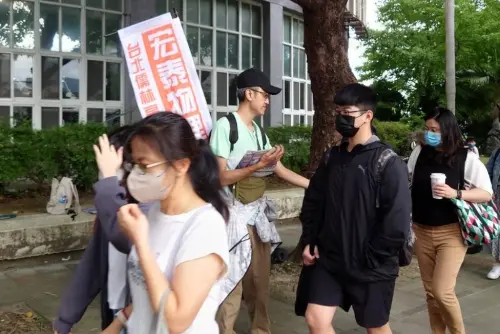 人物／42歲旅遊職人成打工仔！藍白拖100份兼職：找回人生選擇權
