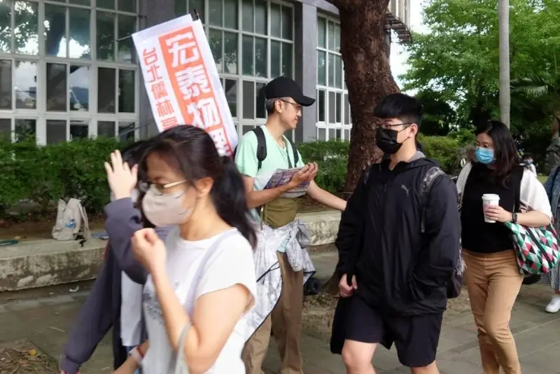 ▲藍白拖挑戰百份兼職工作計畫，第36份工作學校發傳單。透過100種不同的工作，體驗不同的人生，也重新思考「工作」在生命中的意義。（圖／藍白拖提供）