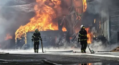 ▲桃園蘆竹一處電纜回收廠30日清晨起火，鐵皮建物全面燃燒，大量電纜線燃燒釋出濃黑煙，國道一號清晰可見。（圖／資料畫面）