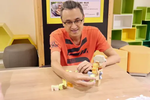 ▲藍白拖第10份兼職挑戰，玩具店幫手。（圖／藍白拖提供）